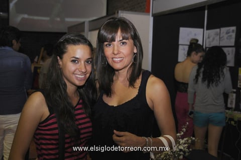 17052012 ALE  y Alejandra, captadas en reciente festejo social.