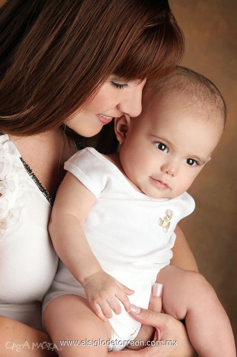18052012 Janett VÃ¡zquez en compaÃ±Ã­a de su pequeÃ±o hijo Gonzalo Edick Reyes, festejando el DÃ­a de las Madres.- Estudio Caja MÃ¡gica