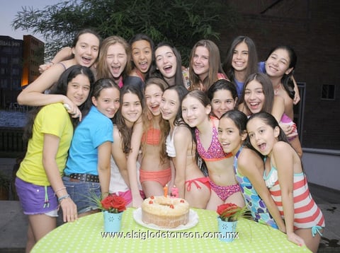 Marí­a Lucí­a Fernández, Isabela de Vries, Dany Barocio, Andrea Córdova, Andrea Alatorre, Katia Borrego, Lizeth Pedroza, Lizy Guerrero, Mónica Cuerda, Ana Motola, Aitana Arriaga, Ana Vargas, Camila Sama, Susy Segura y Oly MartÃ­nez con las festejadas Luciana e Ivanna Arriaga.