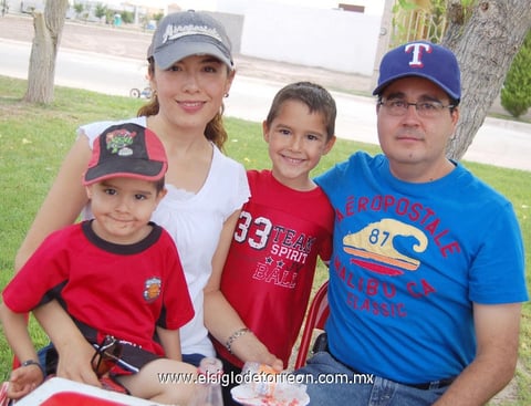 Francisco, Gaby, Miguel Jr. y Miguel.