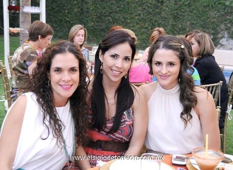 Ana LucÍ­a y Vero.  Nadia Resinos, Ale Guerrero y Dora Valdés.