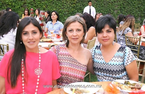 Ana Leticia y MarÃ­a Elena Estrada, y Pily Azpiazu.
