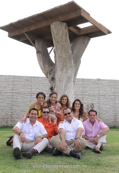 Bernardo Galindo Hernández durante la recepción de su bautizo junto a sus papás Francisco Galindo y Lorena Hernández de Galindo; y sus padrinos Juan y Annie, José Martín y Selina, Alex y Begoña.