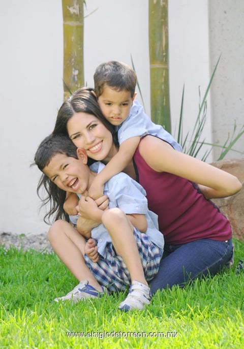 Gaby Robles con sus hijos Alejandro y Esteban Garza.