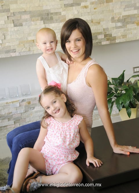 Mayte Núñez con sus hijos David y Mayte González.