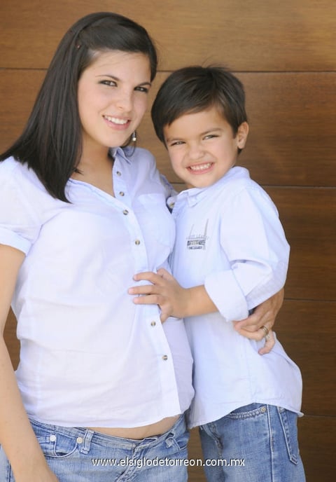 Letty Cepeda con su hijo Sebastián González y el que viene, ¡otro niño!
