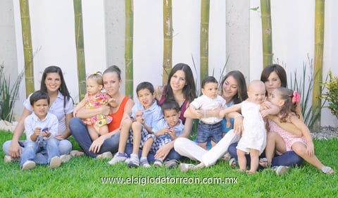Letty Cepeda, Bonnie Carrillo, Gaby Robles, Paty Lugo y Mayte Núñez junto a sus respectivos hijos.