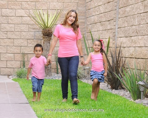 Vero con sus pequeños Miguelito y Miranda.