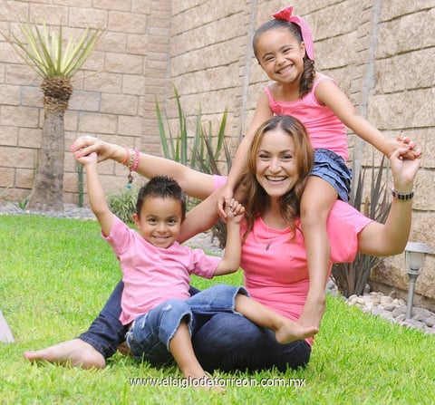 Miguelito y Miranda felices disfrutan la compañí­a de su mamá.