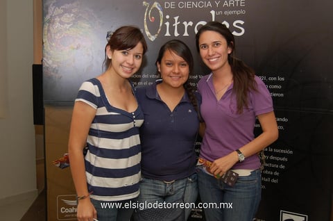 19052012 MARILú  Andrade, Stephanie Sánchez y Paola Muñoz.