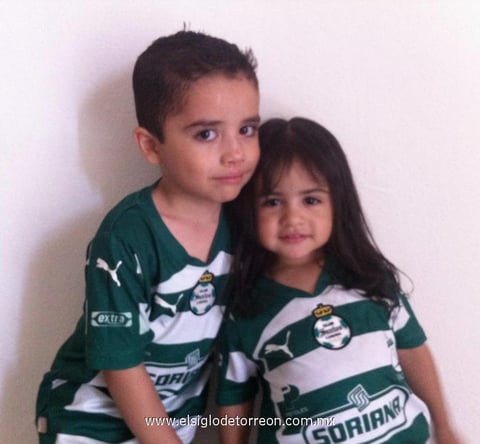 19052012 LOS HERMANITOS  Juan Pablo y Paola Michelle García Coronado festejaron la llegada del Santos a la final.
