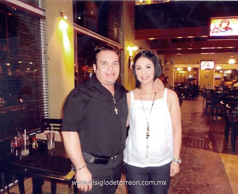 19052012 LALO  Martínez Lombas con su novia Ely Valverde Vázquez en un evento para aparatos de gimnasios.