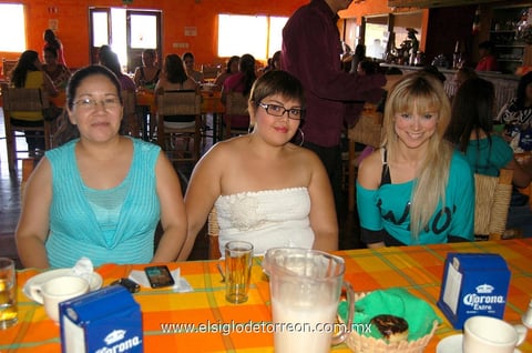 19052012 LILI , Abril y Sarahí.