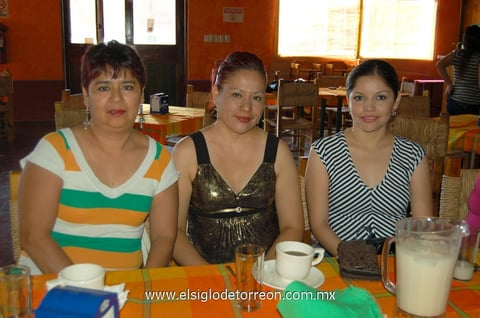 19052012 ÁNGELA , Patricia y Celina.