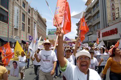 Al finalizar la marcha, se dieron lectura a las propuestas de López Obrador y se gritaron consignas contra los gobiernos del PRI y el PAN.