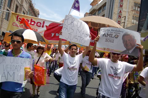 Carteles y mantas de apoyo se pudieron aprecier en la marcha a favor de López Obrador.