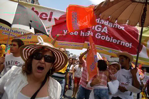 "Es algo que sucede a nivel internacional, lo de este día se originó en España y mediante las redes sociales... La gente está despertando y eso se ve en las calles", dijo Maria Elena Mireles coordinadora del movimiento en la Laguna.