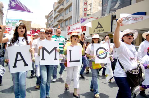 Desde estudiantes de universidades privadas hasta personas de la tercera edad hicieron acto de presencia en la marcha que inició en la fuente del pensador.