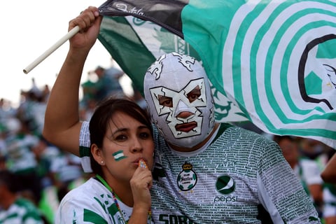 Las máscaras no podían faltar en el encuentro.