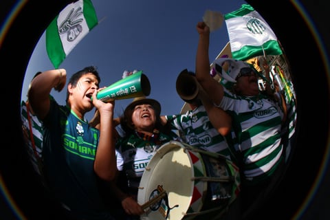 Con banderas e instrumentos musicales la afición apoyó al Club Santos Laguna.
