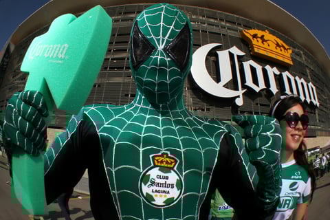Incluso populares personajes se vistieron con los colores guerreros para apoyar al equipo.