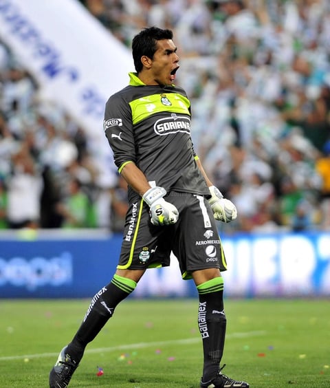 Oswaldo Sánchez reconoció el gesto del equipo regiomontano al ver que formaron estoicos el 'pasillo' para felicitar a los futbolistas de Santos Laguna.
