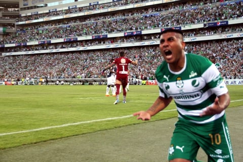 Con gol de Daniel Ludueña, Santos Laguna derrota por la mínima diferencia a los Rayados del Monterrey, luego de los primeros 45 minutos celebrados en un abarrotado Estadio Corona.