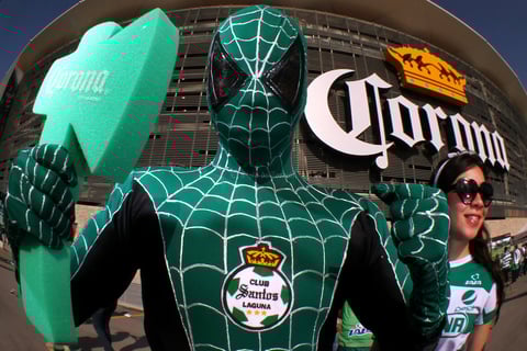 Todo tipo de disfraces usaron los aficionados para apoyar a su equipo.