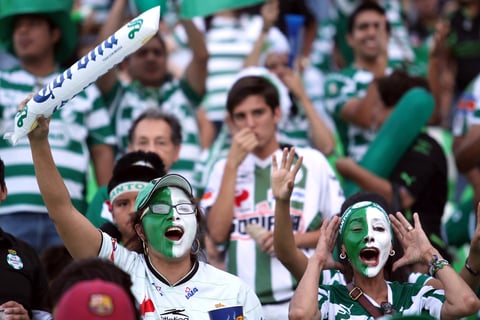 Dentro y fuera del Territorio Santos Modelo, los aficionados comenzaron a calentar el partido entre Santos y Monterrey.