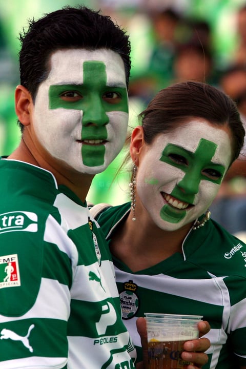 Caras pintadas mostraron algunos aficionados para apoyar a los Guerreros.