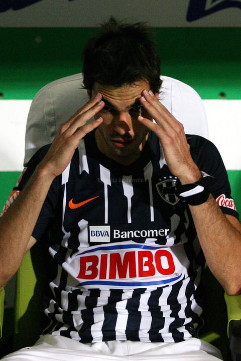 El defensa de Rayados, José Maria Basanta no pudo ocultar su tristeza tras perder la final del Torneo Clausura 2012.
