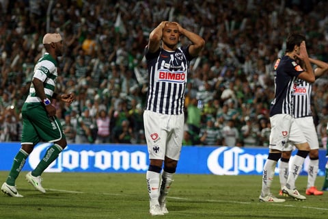 'El Chupete' Suazo fue aniquilado por la defensa albiverde.