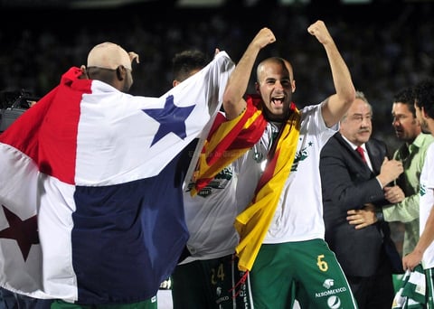 El español Marc Crosas, centrocampista del Santos Laguna, celebró la cuarta corona del Santos Laguna portando una senyera, bandera de Cataluña, que se colocó en la espalda tras finalizar el partido y durante la entrega de premios.