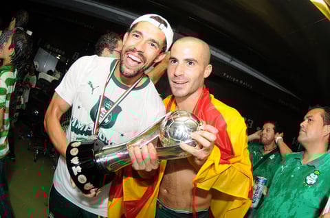 Marc Crosas con la bandera de Cataluña y Hérculez Gómez.