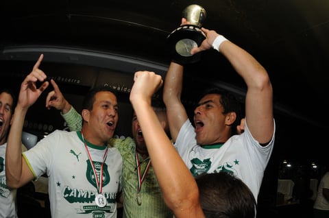 Oswaldo Sánchez y Miguel Becerra con el trofeo de campeones.