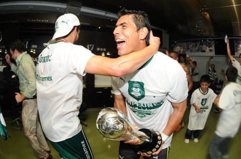 El capitán Oswaldo Sánchez, que consiguió su segunda copa con los Guerreros.