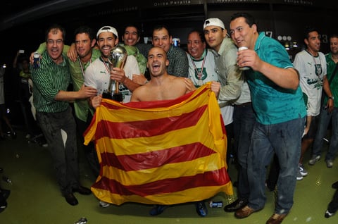 Directiva, jugadores y familiares, todos unidos en el festejo.
