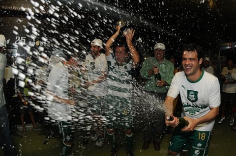 Santiago Hoyos bañó a sus compañeros de champaña en el vestidor al celebrar el título. (Fotos de Enrique Terrazas)