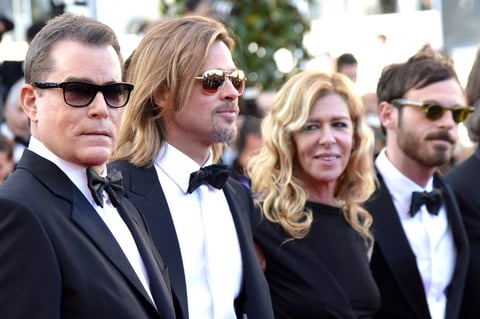 Los actores estadounidenses Ray Liotta, Brad Pitt, la productora Dede Gardner y el actor Scoot McNairy posaron juntos en la alfombra roja de su película "Killing Them Softly".