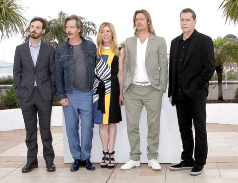 Pese a su ausencia, Pitt se mostró feliz y relajado en Cannes, defendió la película de Dominik con vehemencia y tuvo palabras de halago para sus compañeros de rodaje, especialmente para James Gandolfini, a quien comparó con Marlon Brando.