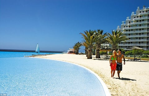 Cuenta con una playa artificial.