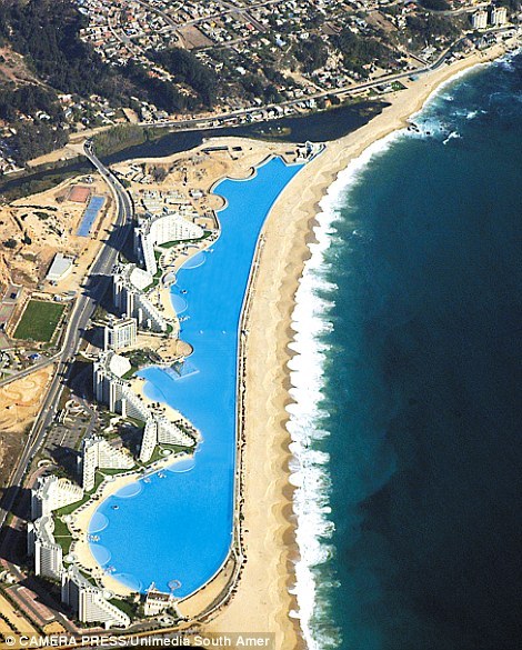 La enorme alberca está en la costa y mide 1,013 metros de largo.