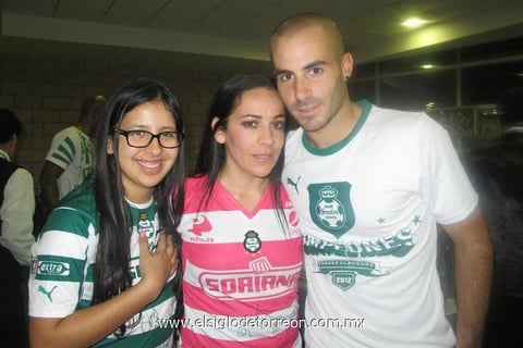 22052012 PAOLA  Pérez, Leticia López y Marc Crosas.