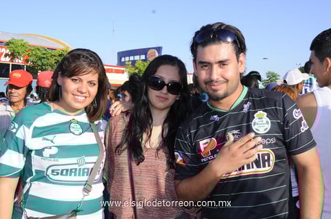 23052012 TANIA  Rodríguez, Fernanda López y Edson Silva.
