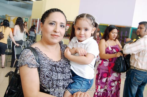 21052012 CECILIA  y Paula.