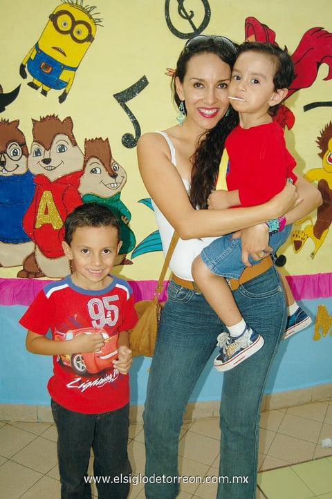 21052012 JORGE  del Río, Anabel Escamilla y Gael del Río.