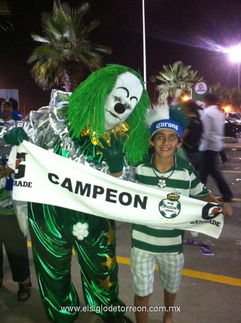 22052012 MIKEL  Teja feliz festejando el campeonato.