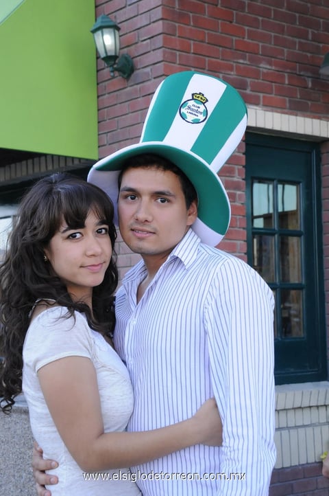 23052012 CHANTAL  y Aarón.