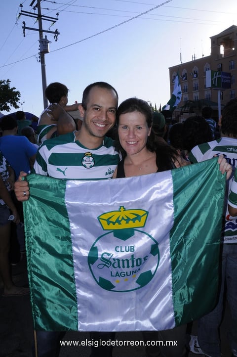 23052012 OMAR  y Charlene.