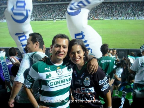 22052012 COLEGAS  disfrutando del partido.